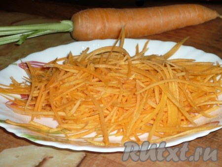 Очищенную морковь натереть на тёрке для корейской моркови, очищенный лук нарезать полукольцами.
