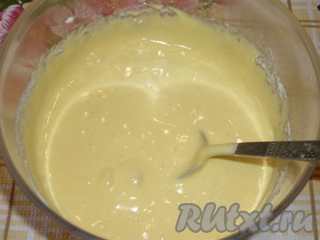 В полученную яичную массу добавить просеянную муку и аккуратно перемешать тесто.
