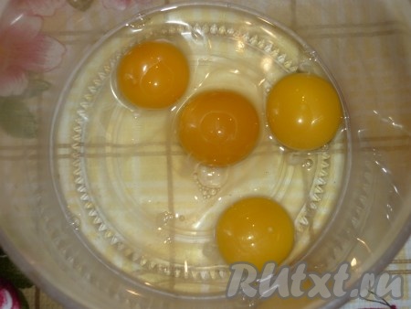 В миску разбить яйца.
