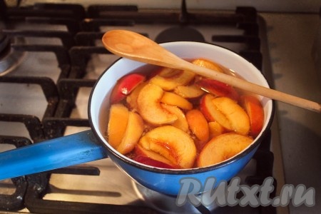 После добавить в сироп нарезанные персики и варить на маленьком огне около 10-15 минут, остудить.
