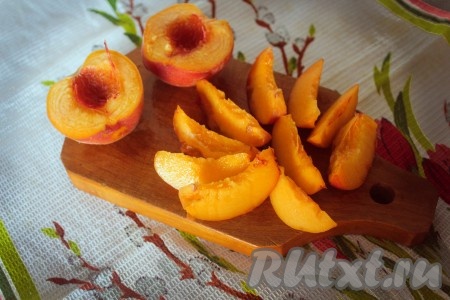 Помыть и нарезать персики на дольки.
