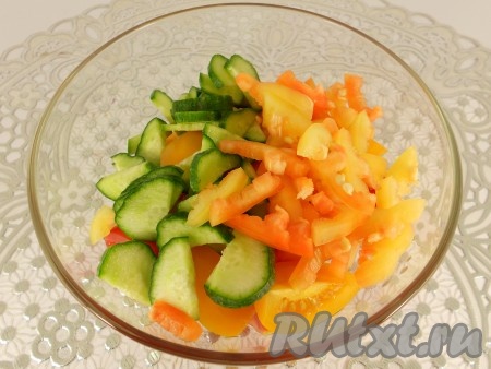 Добавить в салат к помидорам нарезанные полукружочками свежие огурчики и нарезанный соломкой сладкий болгарский перец.