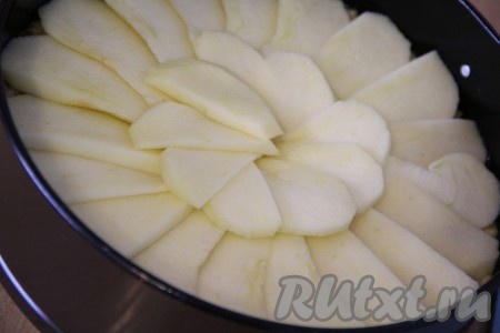 Выложить кусочки яблока поверх теста. Поставить пирог с курагой и яблоками в духовку и выпекать при 180 градусах примерно 35 минут.