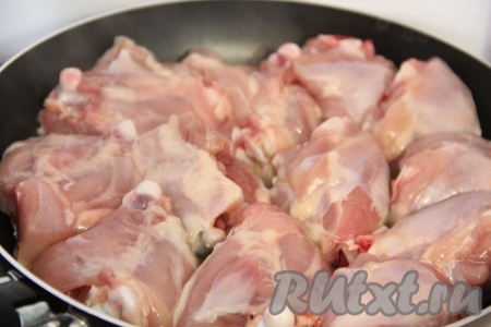 В сковороду влить немного масла и хорошо разогреть. Кусочки курицы слегка натереть солью и выложить в сковороду. Обжарить с двух сторон в течение 5-7 минут с каждой стороны. Затем снять сковороду с огня. 
