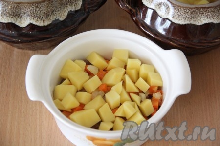 Картофель почистить, нарезать средними кубиками и выложить поверх овощей.

