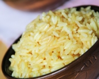 Рассыпчатый рис на растительном масле на сковороде