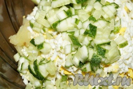 Огурцы вымыть, если грубая шкурка, то стоит её очистить, нарезать на маленькие кубики и добавить в будущий салат. 