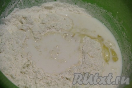 Перетереть муку с маслом в крошку, можно это сделать с помощью вилки. Затем влить молоко и добавить яичный белок.