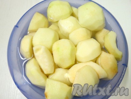 Яблоки очищаем от кожицы и семян. Чтобы они не потемнели, отправляем их в 1 литр воды, подкисленный лимонным соком.

