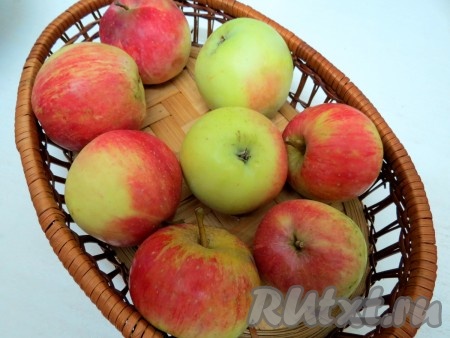 Яблоки желательно брать сочные и сладкие.