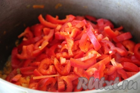 Перец нарезать соломкой, добавить к моркови, перемешать и тушить ещё 10 минут, не забывая иногда аккуратно перемешивать.