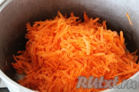 Добавить к луку натертую на терке морковь, перемешать и тушить, иногда перемешивая, в течение 10 минут.
