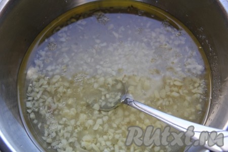 Отдельно в миске смешать мелко нарезанный чеснок, соль, уксус, сахар, растительное масло.
