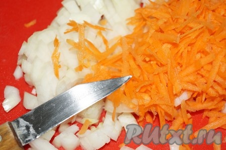 Морковь натереть на крупной тёрке, а репчатый лук мелко нарезать. Обжарить морковку и лук в небольшом количестве растительного масла, иногда помешивая, до лёгкого румянца. Переложить вариться к картофелю с курицей, периодически снимать пену.
