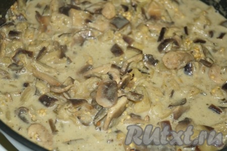 Очень вкусное пикантное блюдо из баклажанов, тушеных с грибами, готово.
