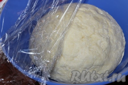 Добавить мучную массу к  творожно-масляной смеси. Замесить тесто, сформировать в шар. Тесто получается мягким, нежным и пластичным. Завернуть его в пищевую пленку и положить в холодильник минут на 30.
