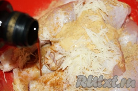Очищенный чеснок натереть на мелкой тёрке, добавить к куриным ножкам вместе с соевым соусом и горчицей (соль добавлять не надо, так как в соевом соусе её достаточно).
