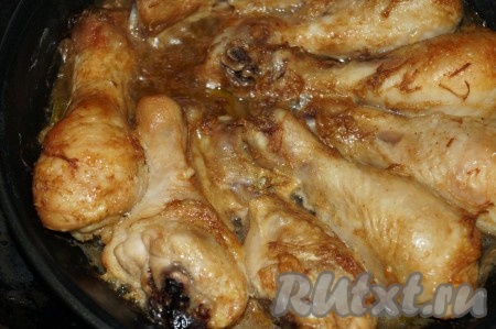 Очень сочные, вкусные куриные ножки в горчичном соусе подать к столу горячими с гарниром и свежей зеленью.
