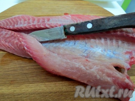 Острым ножом ведите по косточкам в 2 стороны, отделяя кость от мяса.