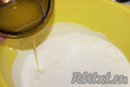 Добавить растопленное сливочное масло или маргарин, тщательно перемешать.
