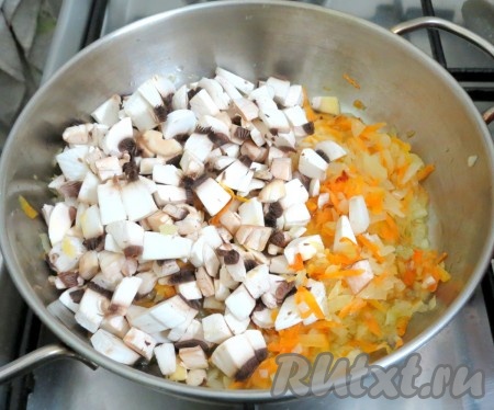 Когда лук и морковь станут мягкими, добавьте в сковороду шампиньоны, перемешайте содержимое сковороды и продолжайте обжаривать вместе, иногда перемешивая, пока не испарится жидкость из шампиньонов, приблизительно 5 минут.
