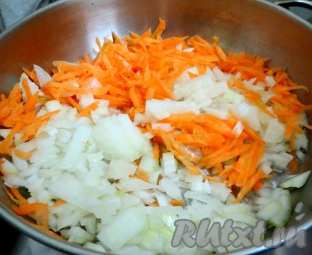 Приступаем к приготовлению начинки. Лук мелко нарезаем, морковь натираем на крупной тёрке. На сковороде разогреваем растительное масло и отправляем на него обжариваться лук и морковь, иногда помешивая, на маленьком огне.
