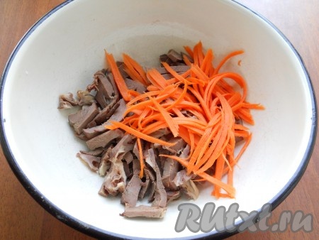 Нарезать остывшее сердце брусочками, добавить натертую на корейской терке морковь.

