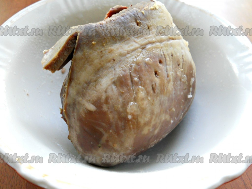 Салат из отварного свиного сердца с маринованным луком