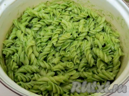 Перемешиваем шпинат с пастой так, чтобы макароны стали зелёными.

