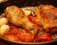 Курица с помидорами на сковороде