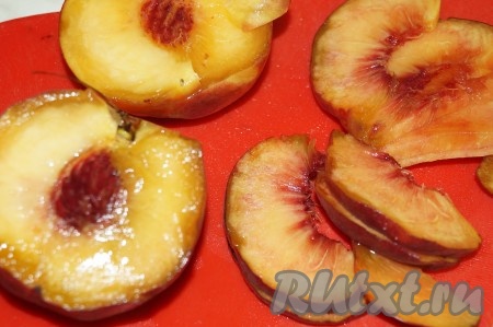 Персики хорошо вымыть, разрезать пополам и удалить косточку. Нарезать персики на тонкие слайсы.
