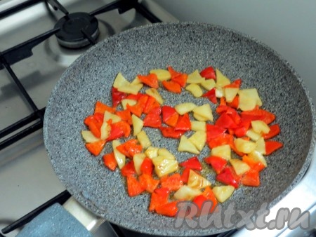 Перец обжариваем на заранее разогретой сковороде, на растительном масле, иногда перемешивая, в течение 3-4 минут.
