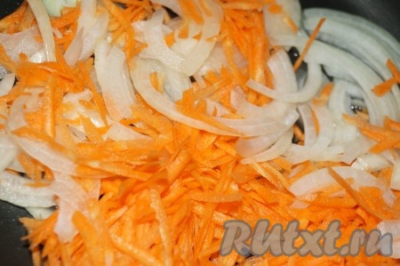 Лук и морковь очистить. Лук нарезать полукольцами, морковь натереть на крупной тёрке. Обжарить овощи на сковороде в разогретом растительном масле, иногда помешивая, до полуготовности. 
