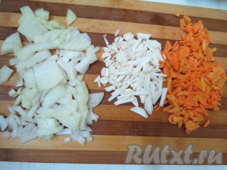 Лук нарезаем кубиками, морковь, корни петрушки и сельдерея - соломкой.