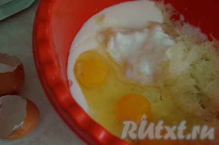 Следом добавить яйца, сахарный песок, соль и очищенный чеснок, натёртый на мелкой тёрке.

