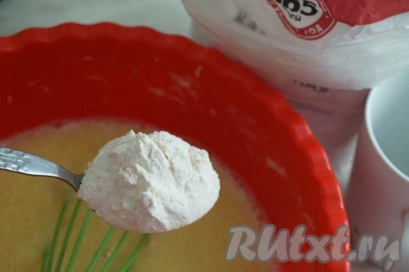 Добавить просеянную муку. Затем в крутой кипяток добавить соду и перемешать, вылить в тесто, хорошенько взбить венчиком.
