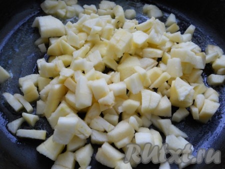 Поместить яблоки на разогретую со сливочным маслом сковороду, добавить щепотку ванилина и обжарить, помешивая, не более 3 минут, только чтобы яблочки немного обмякли.
