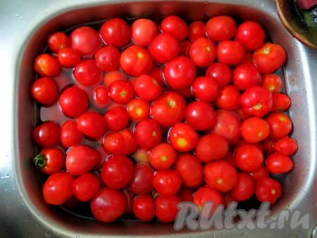 Для этого рецепта помидоры должны быть плотные, "мясистые". Тщательно моем их в нескольких водах.
