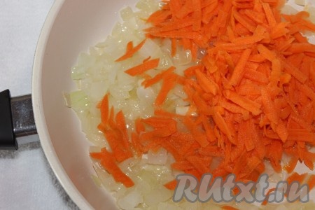 В сковороде разогреть 2-3 столовые ложки  растительного масла, обжарить лук, помешивая, до мягкости. Далее добавить натёртую морковь, нарезанный сладкий перец и обжаривать, периодически помешивая, в течение 4-5 минут. Затем добавить мякоть баклажанов в сковороду к овощам и обжарить овощи в течение 5 минут на среднем огне, не забывая иногда перемешивать.
