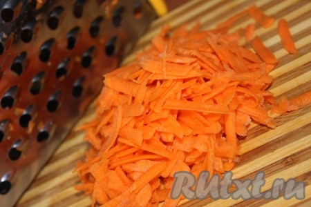 Морковь вымыть, натереть на крупной терке.
