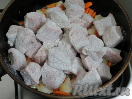 Говядину выкладываем на сковороду с обжаренными луком и морковью, перемешиваем. Жарим в течение нескольких минут, периодически перемешивая.
