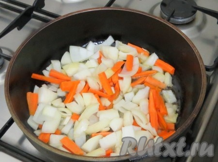 Лук нарезаем крупно, а морковь - брусочками. Отправляем их обжариваться на оливковом масле до тех пор, пока овощи не станут мягкими, приблизительно минут 10.
