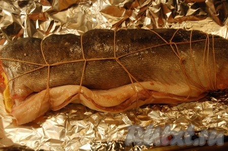 Филе горбуши, лежащее на фольге, накрываем вторым филе и перевязываем кулинарным шпагатом (или обычной толстой ниткой), как на фото.