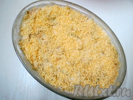На дно формы выкладываем рисовую массу, на неё - фасоль с лососем и обильно посыпаем сыром, натёртым на мелкой тёрке.
