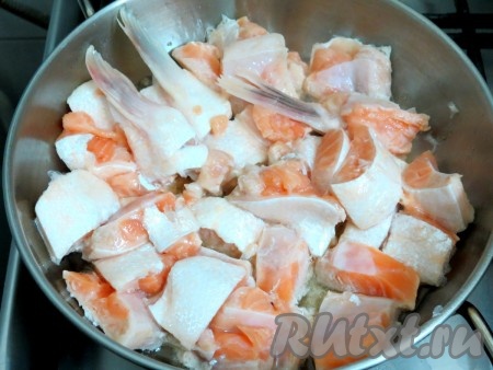 Рыбное филе обжариваем на заранее разогретой сковороде на растительном масле со всех сторон. Готовить нужно не более 3 минут.
