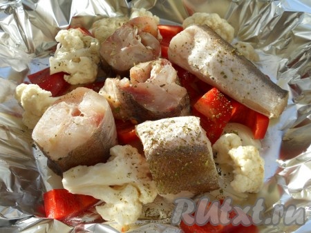 Далее выложить нарезанный крупными кусочками сладкий болгарский перец и сверху - средние кусочки хека, посоленного и посыпанного специями для рыбы.
