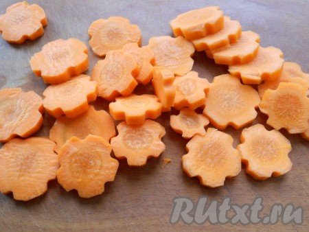 Очистить морковь с помощью овощечистки и нарезать кружочками или цветочками, толщиной около 0,5 см.
