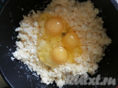 В миске разминаем сахар с маслом, добавляем яйца и банановое пюре. Затем добавляем творог.