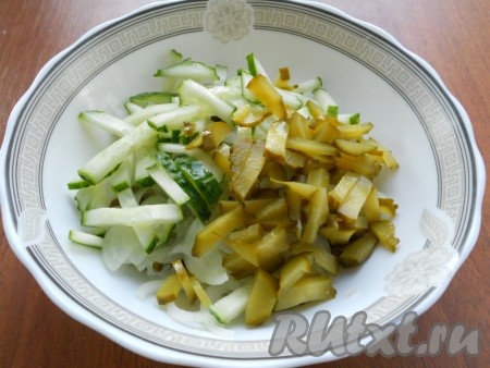 Свежий и маринованный огурцы нарезать брусочками, добавить в салат к зеленому горошку и луку.
