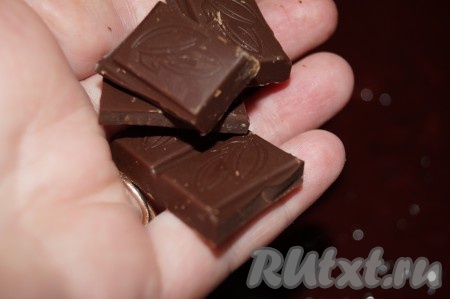 Желатин развести в 70 граммах тёплой воды. Шоколад поломать на кусочки и добавить в будущий сливовый джем вместе с разведенным желатином. Хорошенько перемешать.
